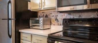 Sleek 2BR Kettlebrook Condo with Fireplace, Ski-in/Ski-out