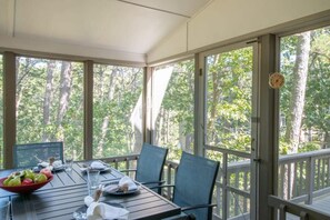 Dining - 4 Mins to Wellfleet Village, Screened sunroom! (Wellfleet)