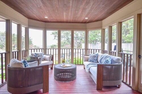 Beautiful backyard, pool, deeded beach rights!