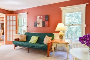 TV, offices - Beautiful, private & spacious, great location, large outdoor stone patio! (Wellfleet)