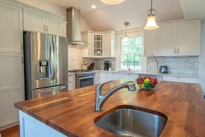 Fridge, microwave, oven, stovetop - Roof Deck, Walk to Forest Beach, Fire Pit! (Chatham)