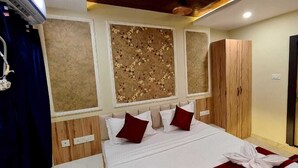 Un dormitorio con cama, armario de madera y una puerta.