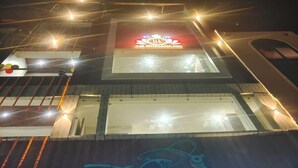 Un edificio de varios pisos con un cartel llamativo en la parte superior.