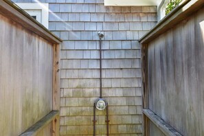 Property grounds - Quintessential Cape directly on the Cape Cod Rail, Dog Friendly! (Chatham)