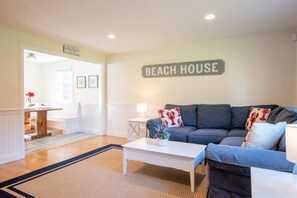 TV, offices - Quintessential Cape directly on the Cape Cod Rail, Dog Friendly! (Chatham)
