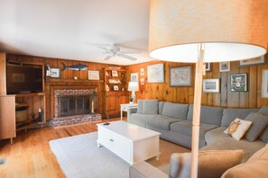 TV, offices - Dogs welcome, huge yard right next to Rail Trail! (Harwich)