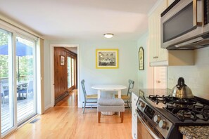 Fridge, microwave, oven, stovetop - Dogs welcome, huge yard right next to Rail Trail! (Harwich)