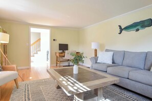 TV, offices - Dogs welcome, huge yard right next to Rail Trail! (Harwich)