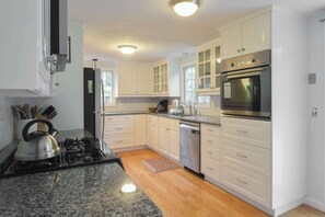 Kylskåp, mikrovågsugn, ugn och spishäll