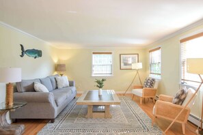 TV, offices - Dogs welcome, huge yard right next to Rail Trail! (Harwich)