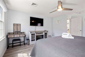 3 bedrooms, iron/ironing board, WiFi, bed sheets - Hot Tub, 200 ft to Beach! (Dennis)