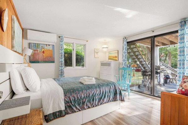 4 bedrooms, iron/ironing board, WiFi, bed sheets