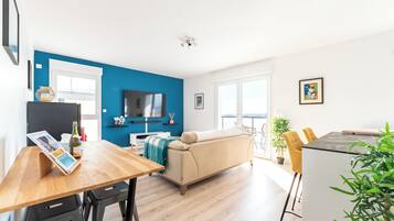 Panoramic Penthouse, 3 Bedrooms, Mobility Accessible, Pets Allowed | Living area | 55-inch Smart TV with cable channels, video-game console, Netflix