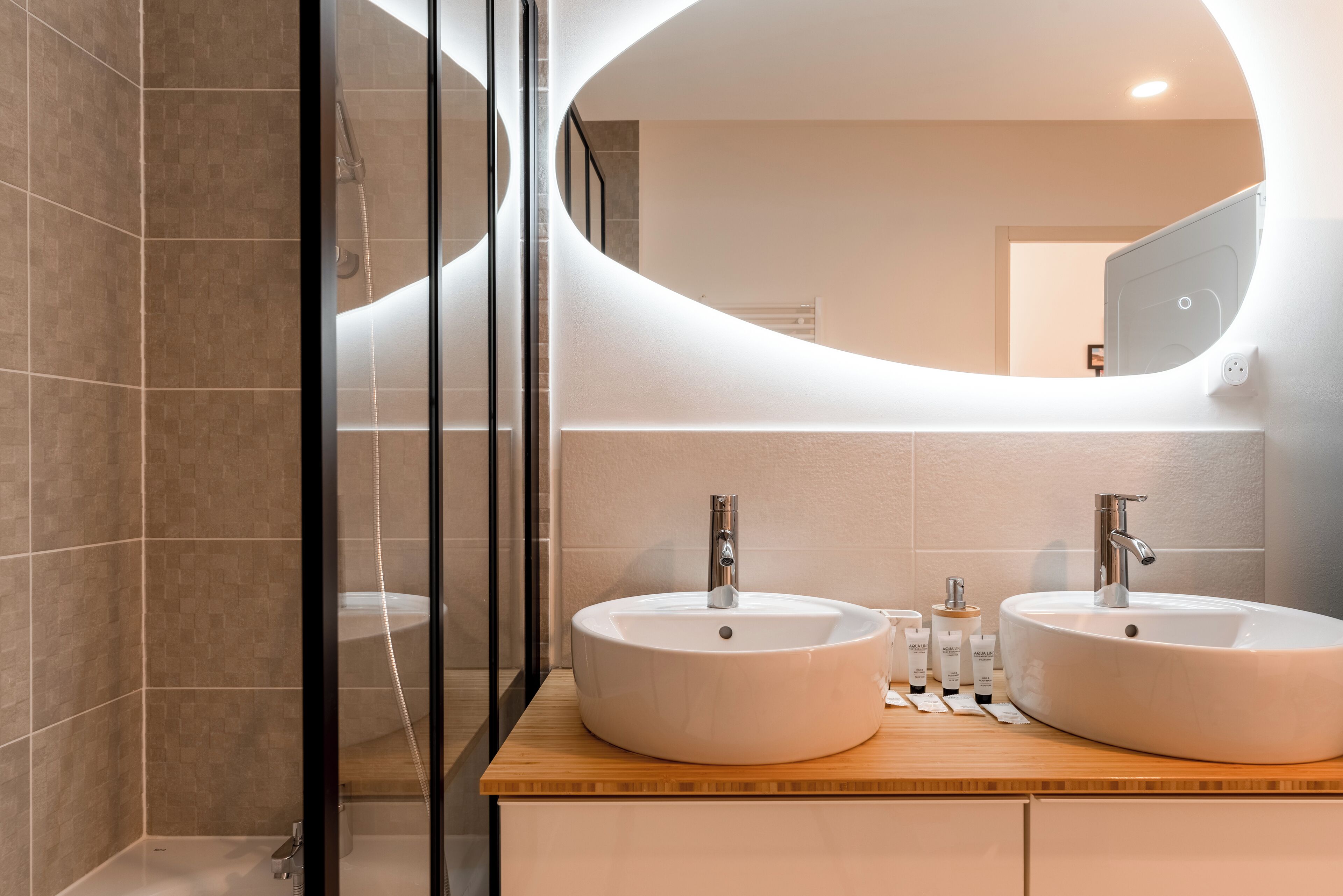 Panoramic Penthouse, 3 Bedrooms, Mobility Accessible, Pets allowed | Bathroom | Combined shower/bathtub, deep-soaking bathtub, hair dryer