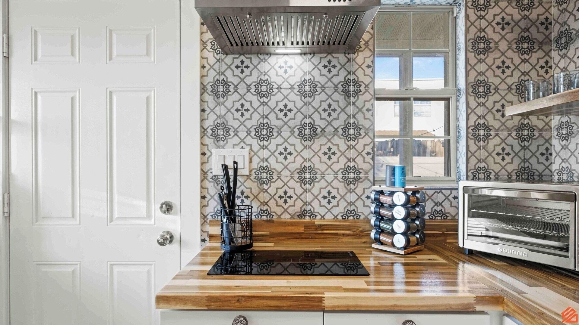 Fridge, stovetop, dishwasher, coffee/tea maker