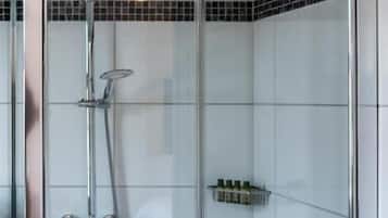 Doppel- oder Zweibettzimmer | Badezimmer | Dusche, Haartrockner, Fußbodenheizung (Badezimmer), Handtücher