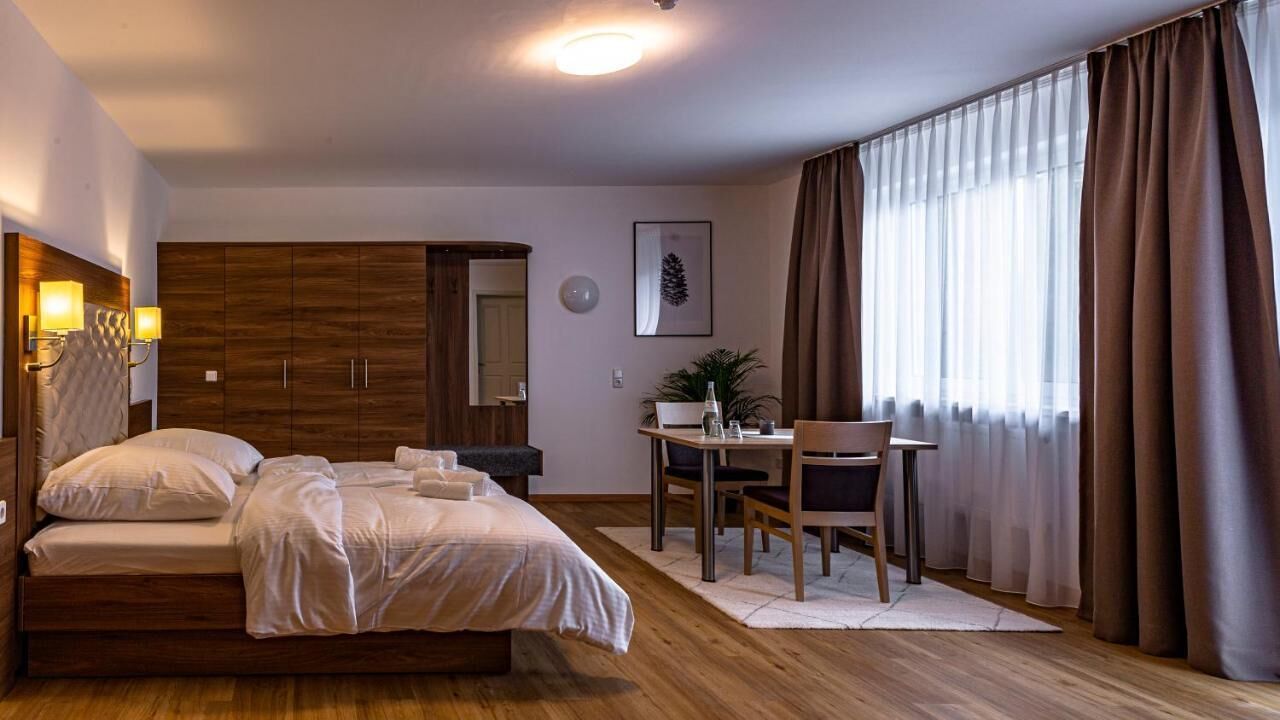 Doppel- oder Zweibettzimmer | Schreibtisch, kostenloses WLAN, Bettwäsche