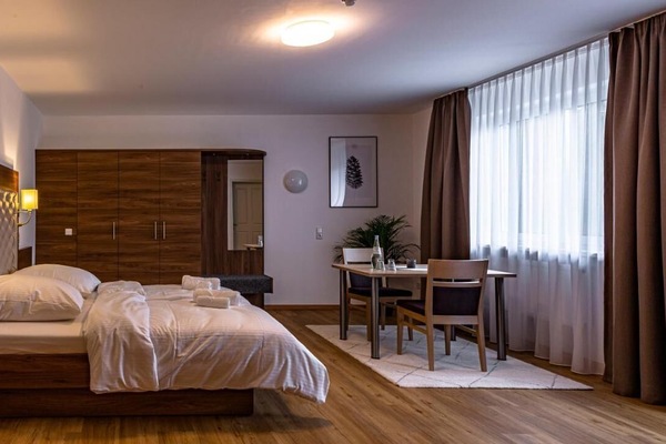 Doppel- oder Zweibettzimmer | Schreibtisch, kostenloses WLAN, Bettwäsche