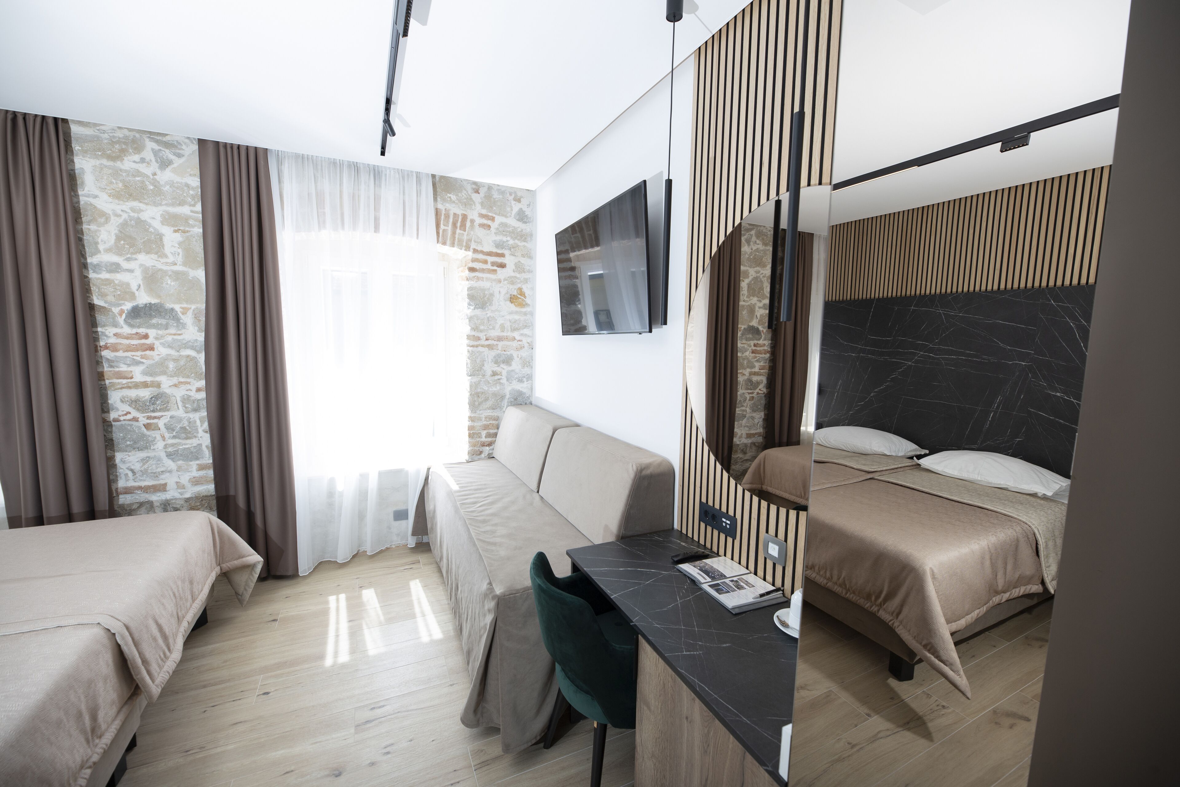 Kamar Double atau Twin Deluks | Seprai premium, busa memori, minibar, dan brankas