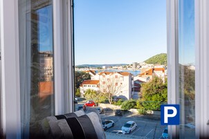 Quarto casal ou duplo luxo, vista parcial para o mar | Vista para a cidade