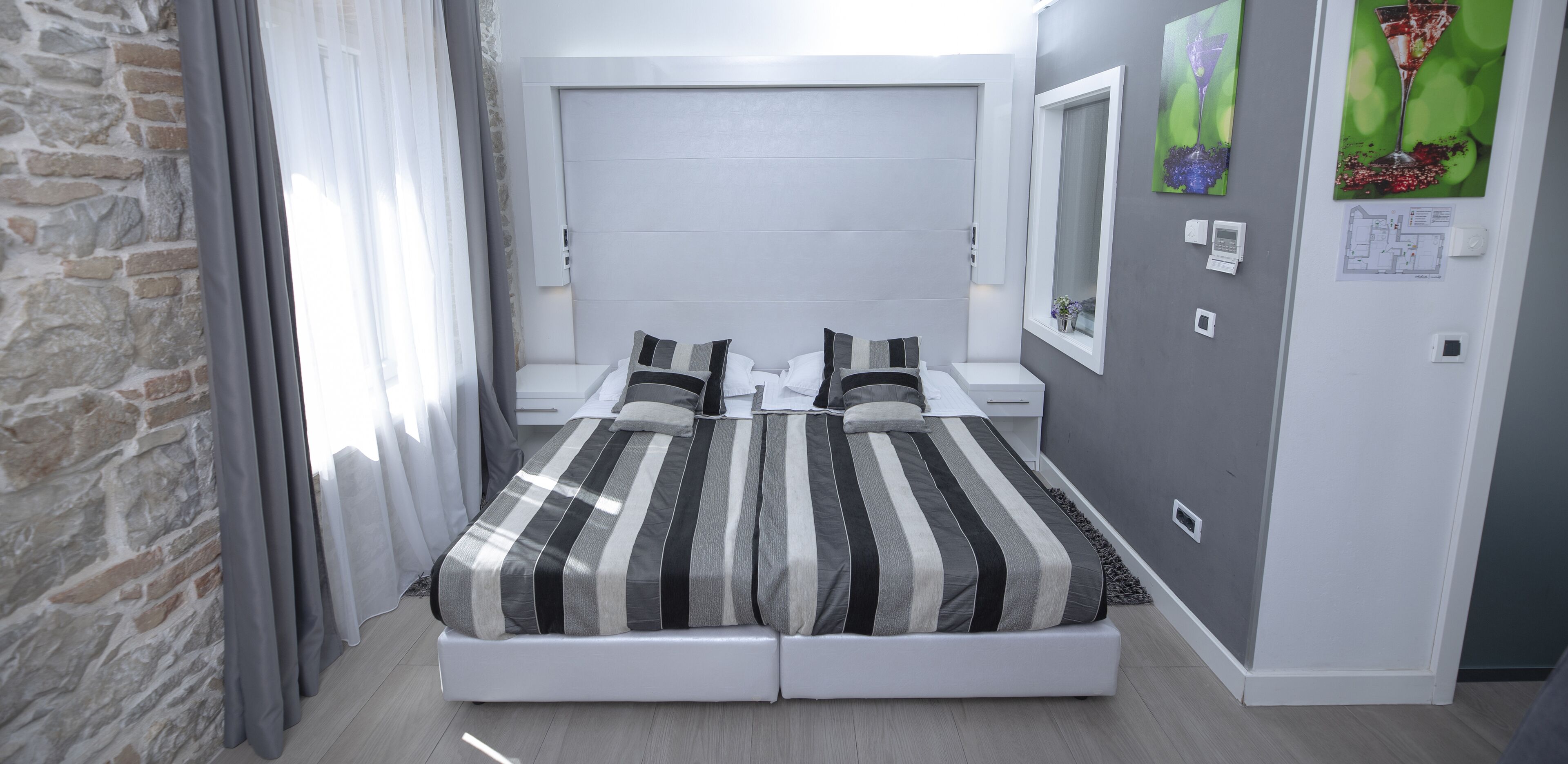 Un dormitorio moderno con una cama grande, una mesita de noche y cabecera integrada.