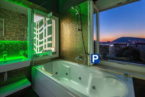 Chambre Deluxe double ou avec lits jumeaux, vue partielle sur la mer | Baignoire à remous privée