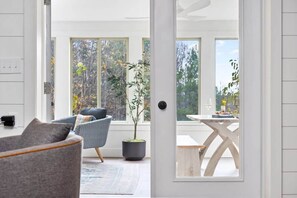 TV, pebolim, livros, escritórios