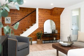 TV, pebolim, livros, escritórios