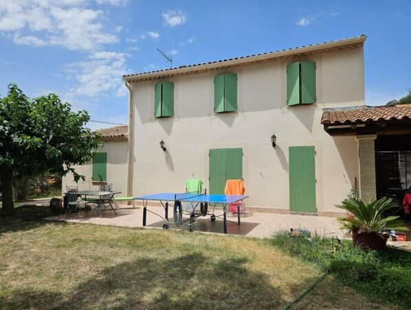 Outdoor dining - Maison de Famille Entre Nîmes, Avignon et Uzès (Rochefort-du-Gard)