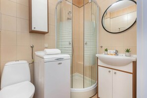 Douche, sèche-cheveux, serviettes fournies, shampoing