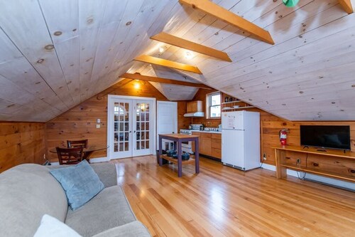 Bright and Cozy Prvt Treehouse Apt Near downtown!