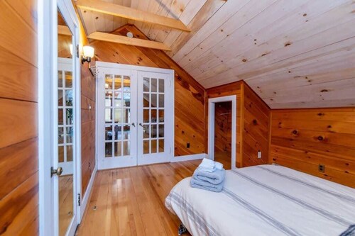 Bright and Cozy Prvt Treehouse Apt Near downtown!