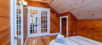 Bright and Cozy Prvt Treehouse Apt Near downtown!