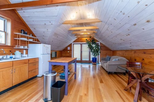 Bright and Cozy Prvt Treehouse Apt Near downtown!