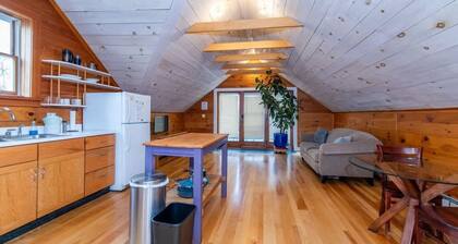 Bright and Cozy Prvt Treehouse Apt Near downtown!