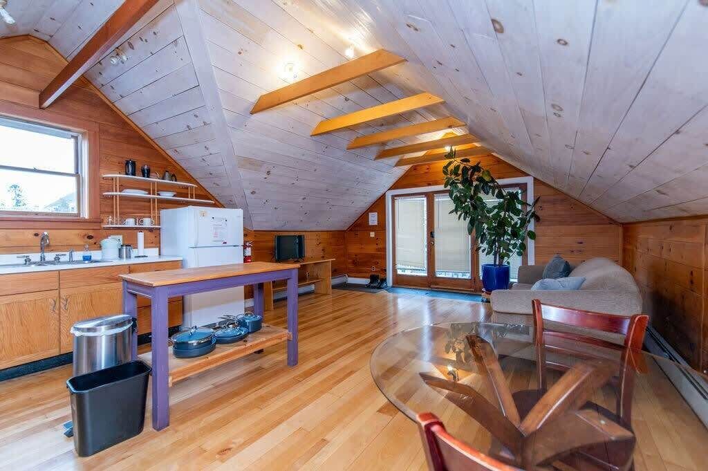 Een koelkast, een oven, een kookplaat, een koffiezetapparaat/waterkoker