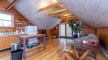 Refrigerador, horno, parrilla de estufa y cafetera y tetera