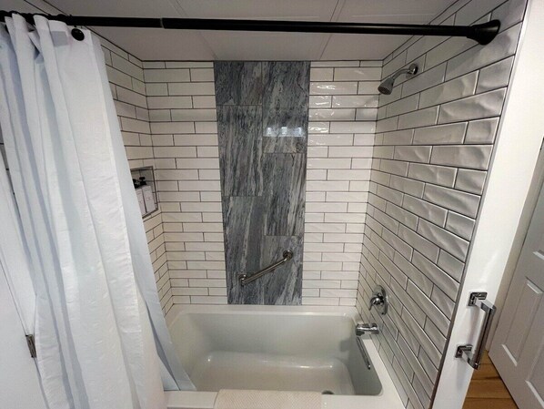Een douche, een haardroger, handdoeken