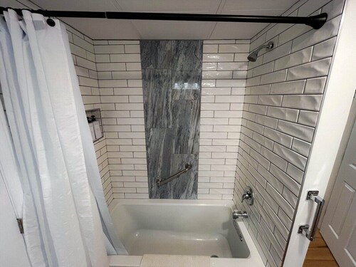 Private Apt w/ parking spot shrt walk to Dwntwn!