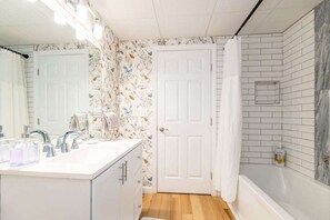 Een douche, een haardroger, handdoeken