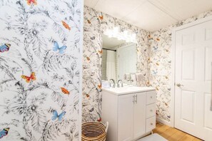 Shower, hair dryer, towels - Private Apt w/ parking spot shrt walk to Dwntwn! (Burlington)