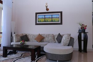 Se sirven desayunos, almuerzos y cenas; con vista al jardín