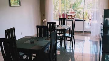 Se sirven desayunos, comidas y cenas con vista al jardín