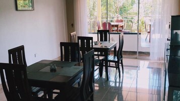 Se sirven desayunos, almuerzos y cenas; con vista al jardín