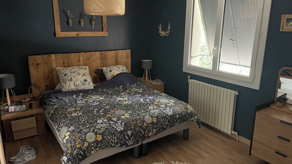 5 habitaciones, tabla de planchar con plancha y cuna de viaje 