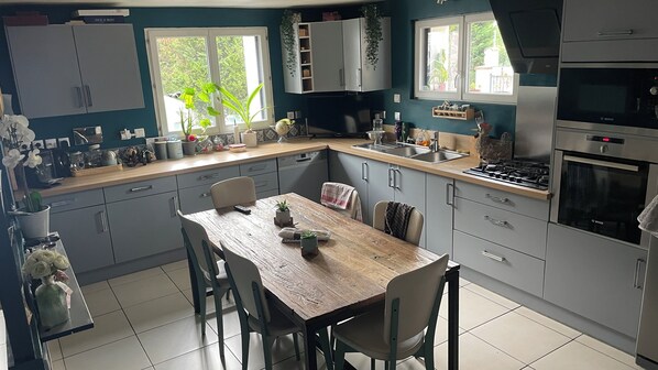 Fridge, microwave, oven, stovetop - Vacation villa 250 m² with heated pool near "LYON" ideal for families (Rillieux-la-Pape)