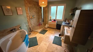 Dusche, Haartrockner, Handtücher, Seife