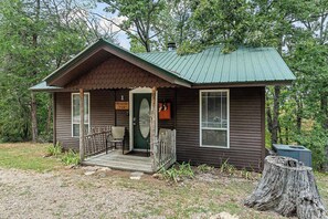 A small cabin with a porch, a door, and a window. - King Bed, View & 2-Person Spa Tub, Private Hiking (Eureka Springs)