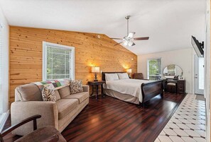Room - King Bed, View & 2-Person Spa Tub, Private Hiking (Eureka Springs)