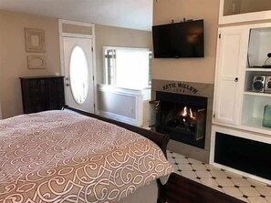 1 habitación, tabla de planchar con plancha y ropa de cama